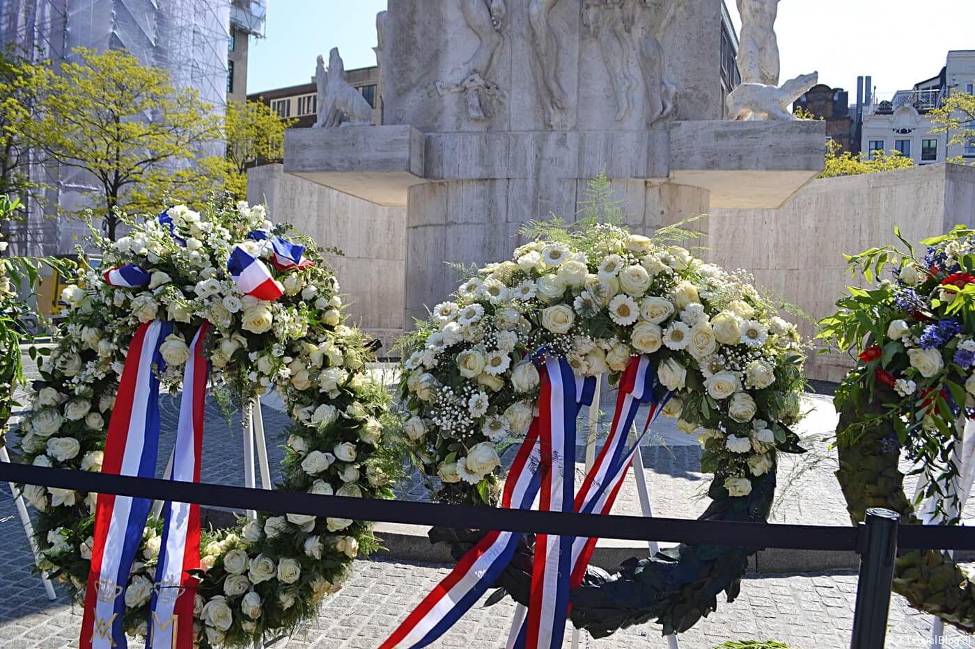 Kranslegging bij Nationaal Monument op Dam ter ere van de Dodenherdenking op 4 mei