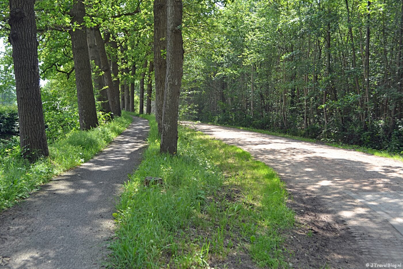 Fietspad met aarden wal aan de Tintelersteeg