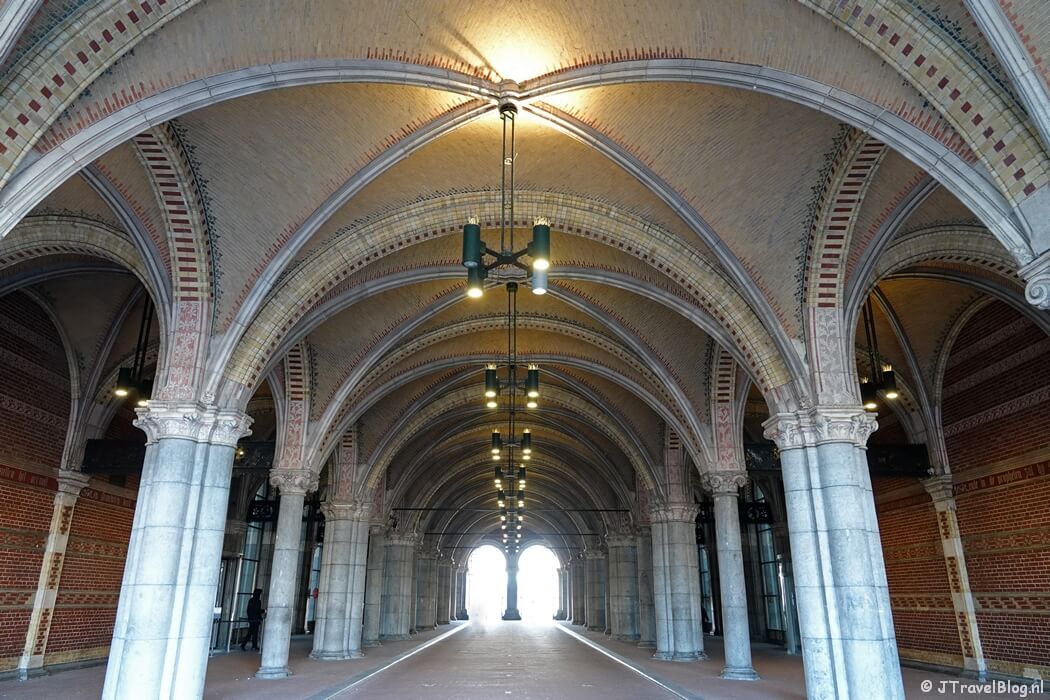Onderdoorgang van het Rijksmuseum tijdens mijn onderwijshistorische wandeling in Amsterdam