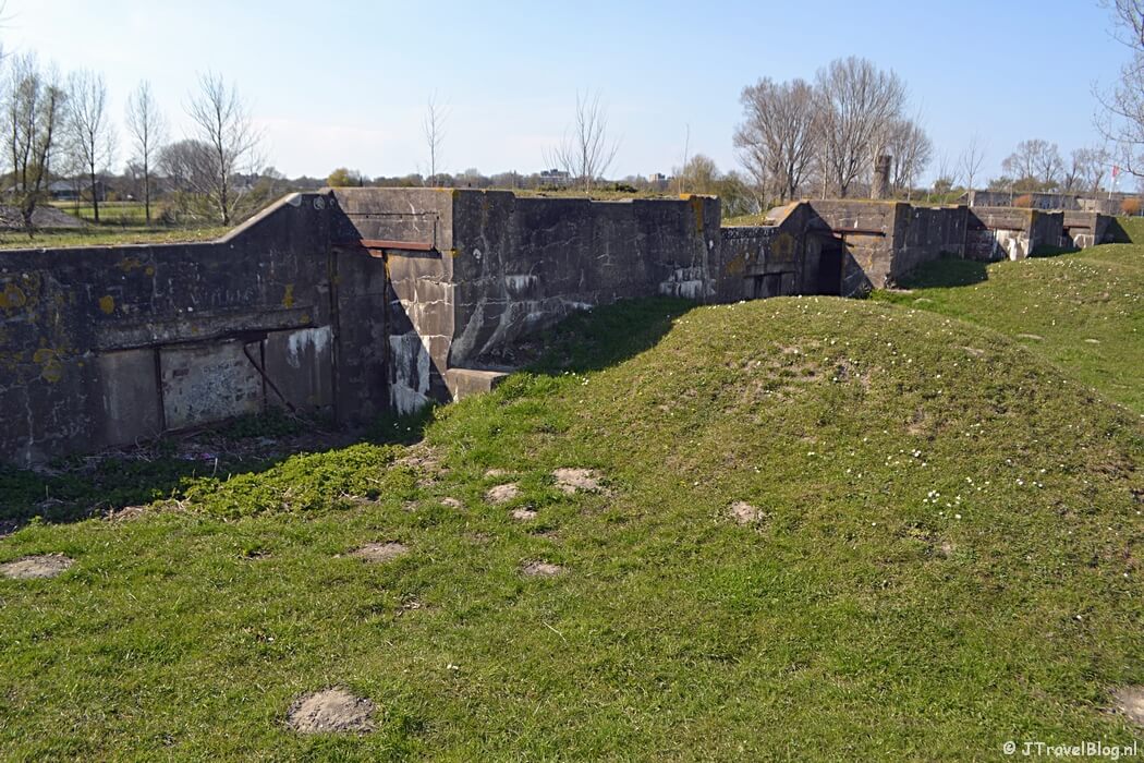 Overblijfselen van de Stelling van Amsterdam langs de Geniedijk in Vijfhuizen tijdens de Trage Tocht Vijfhuizen