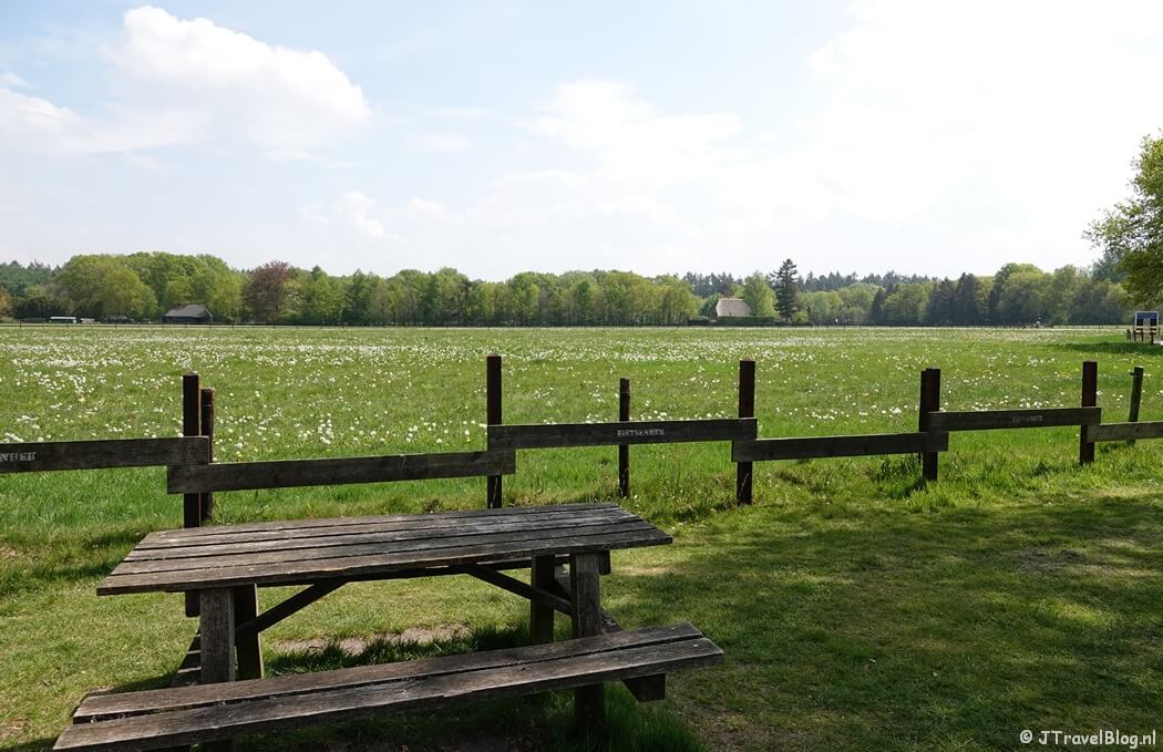 Picknicken in Vierhouten tijdens de 14e etappe van het Westerborkpad