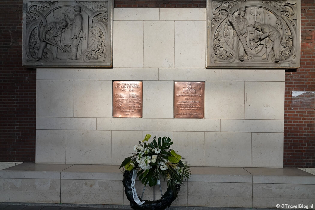 Plaquette op perron 4 en 5 van Station Amersfoort Centraal tijdens de 14e etappe van het Westerborkpad