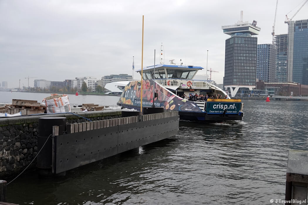 Pont naar de NDSM-werf tijdens mijn wandeling in havenstad Amsterdam