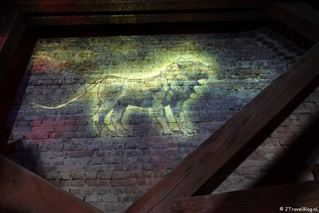 Projectie op de muur tijdens mijn speurtocht in het kader van het 'Mysterie van de Rode Robijn' in de KoepelKathedraal in Haarlem