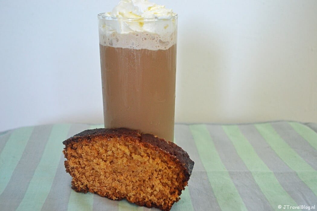 Recept : IJskoffie met een plak geglazuurde honingcake