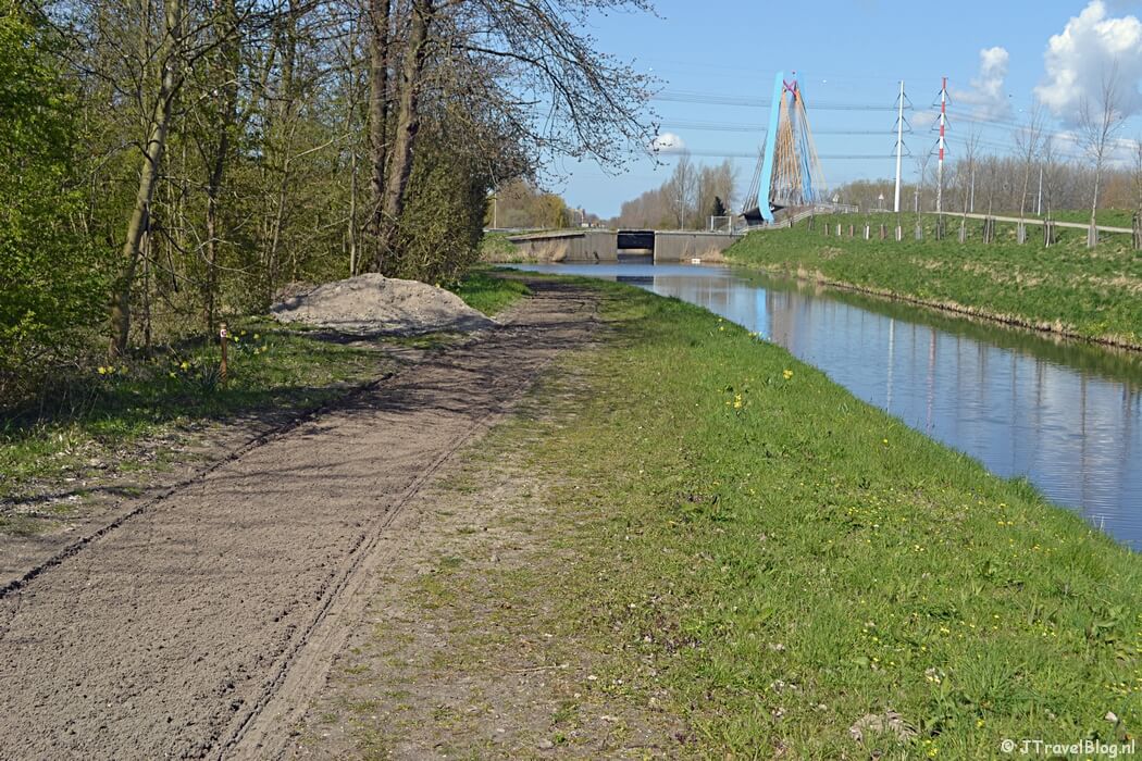 Het schelpenpad langs de vaart tijdens de Trage Tocht Vijfhuizen