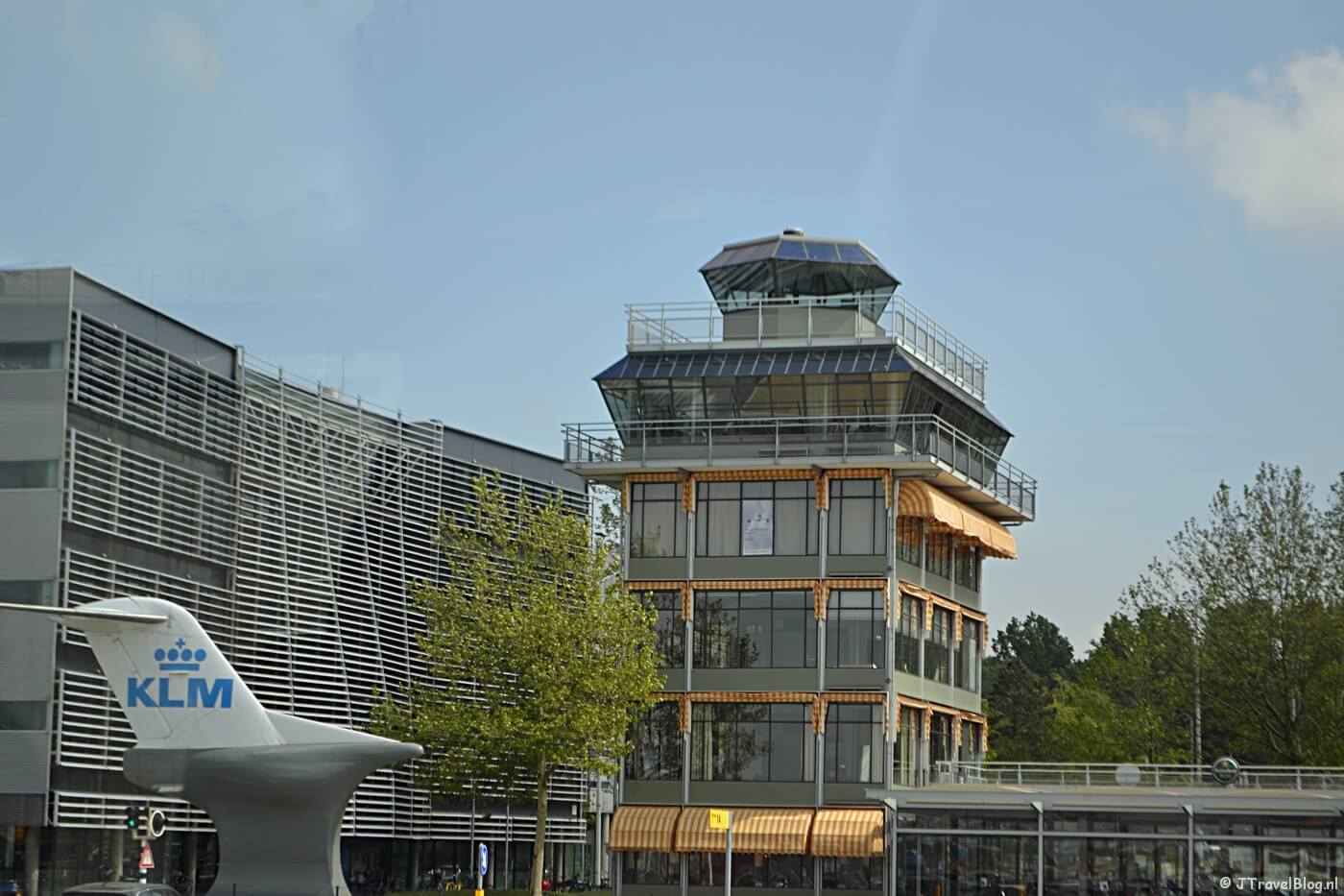 De eerste verkeerstoren van Schiphol (=nu een restaurant)