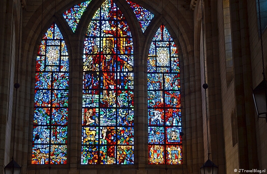 Glas-in-loodramen in de St. George Cathedral in Kaapstad