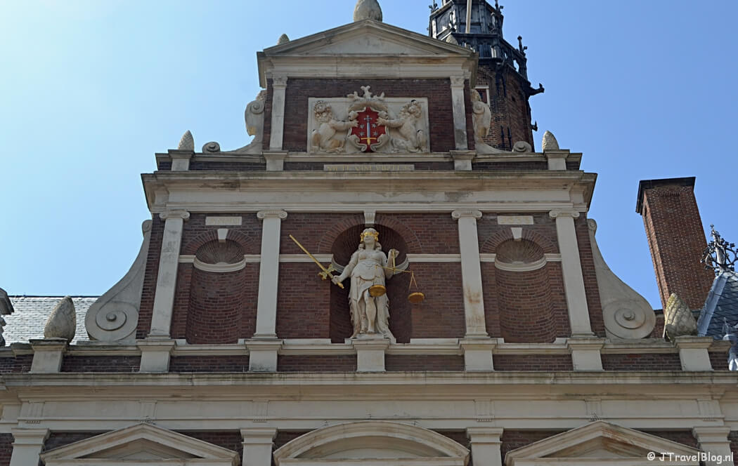 Het stadhuis van Haarlem tijdens de Vrijheidswandeling in Haarlem