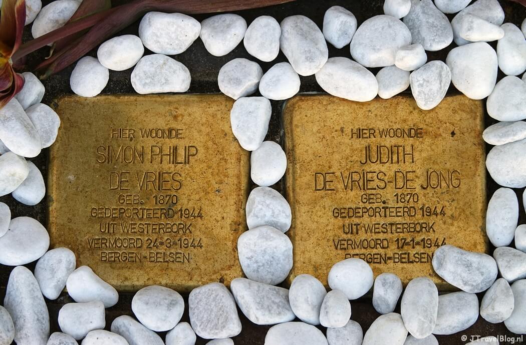 Stolpersteine voor Rabbijn Simon Philip en Judith De Vries tijdens de Trage Tocht Haarlem