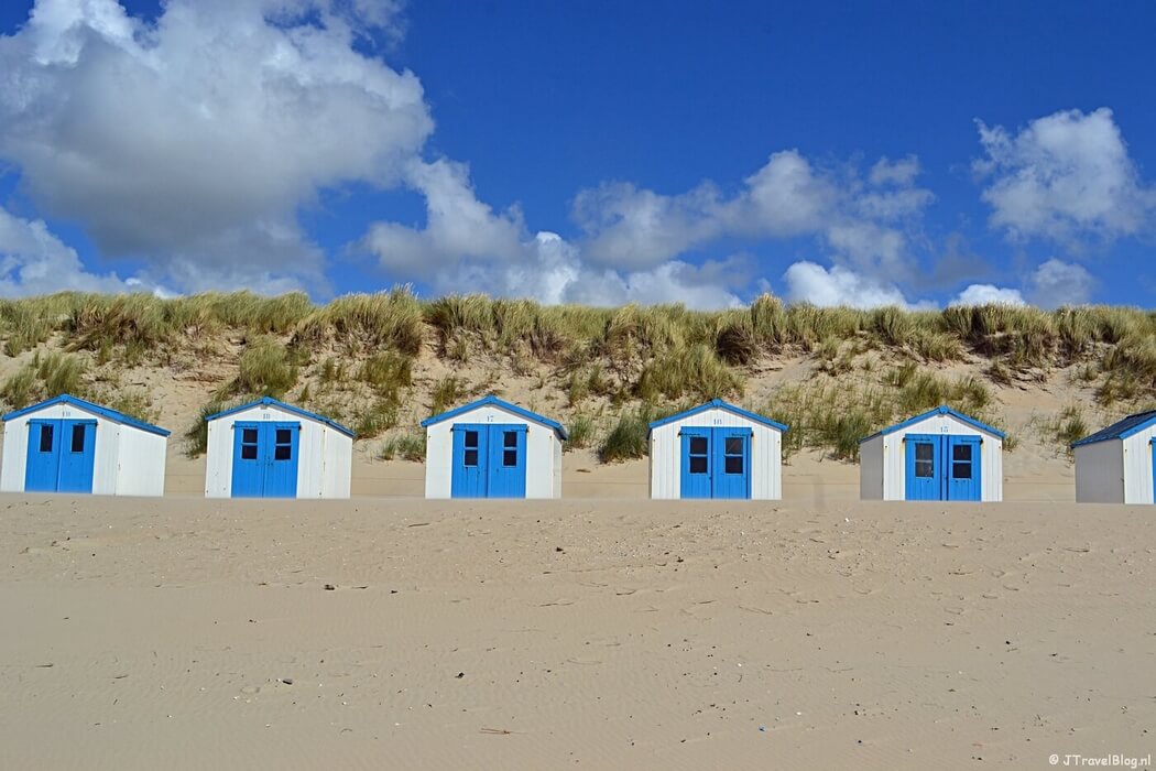 Strandhuisjes op het strand van De Koog op Texel