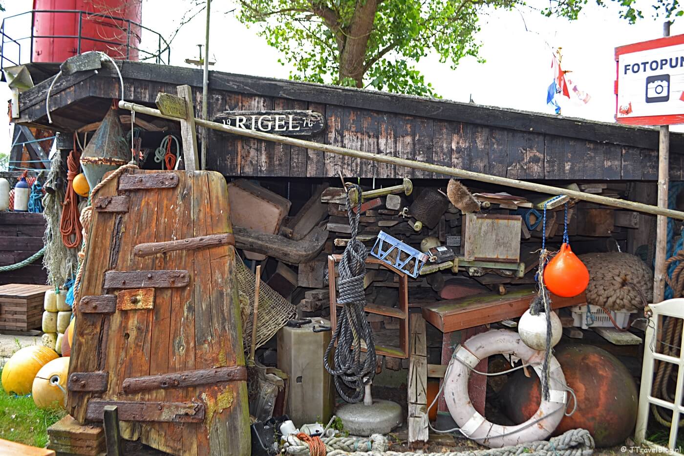 De binnenplaats van het Schipbreuk- en Juttersmuseum Flora in De Koog