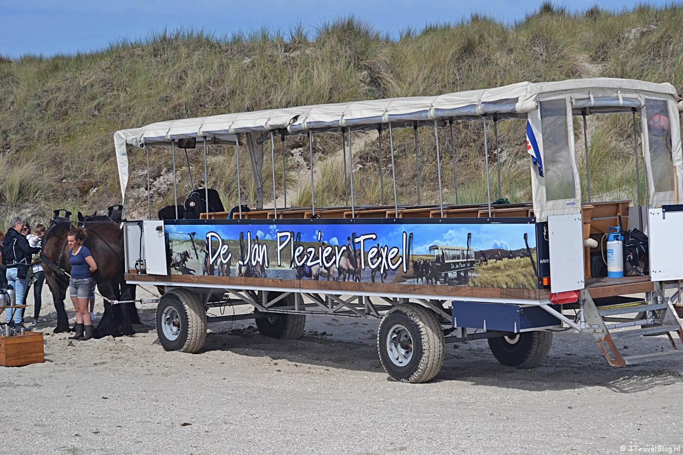 De huifkar tijdens de uifkartocht in de Slufter op Texel