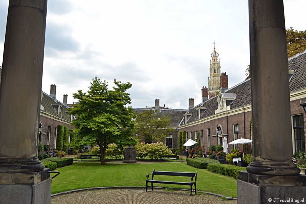 Het Teylers Hofje aan de Koudenhorn, één van de 22 hofjes in Haarlem