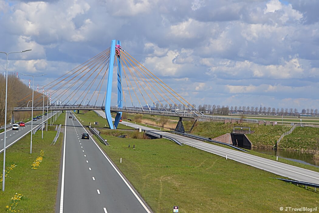 Het uitzicht vanaf de voetgangersbrug over de Drie Merenweg tijdens de Trage Tocht Vijfhuizen