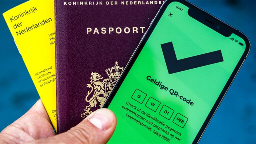 De CoronaCheck-app, gele vaccinatieboekje en het paspoort