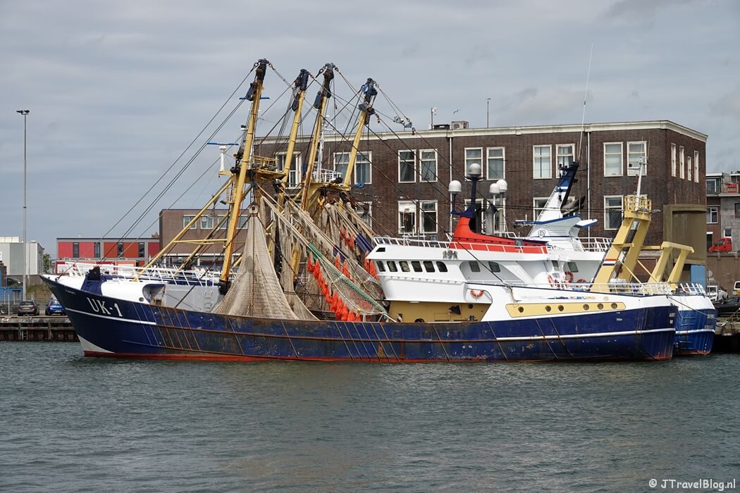 Vissersboot tijdens mijn wandeling in havenstad IJmuiden