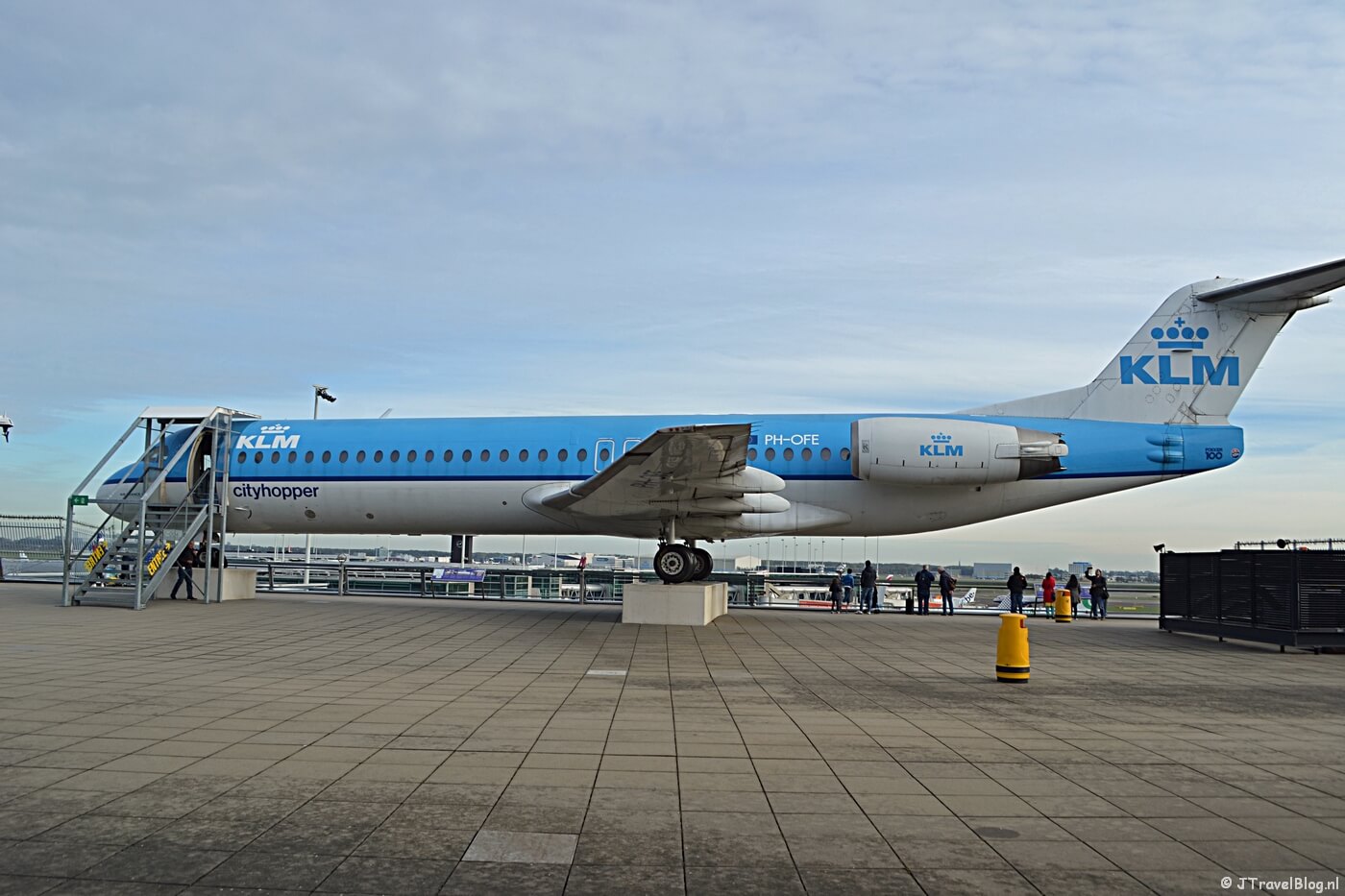 De Fokker 100 van KLM Cityhopper op het Panoramaterras op Schiphol
