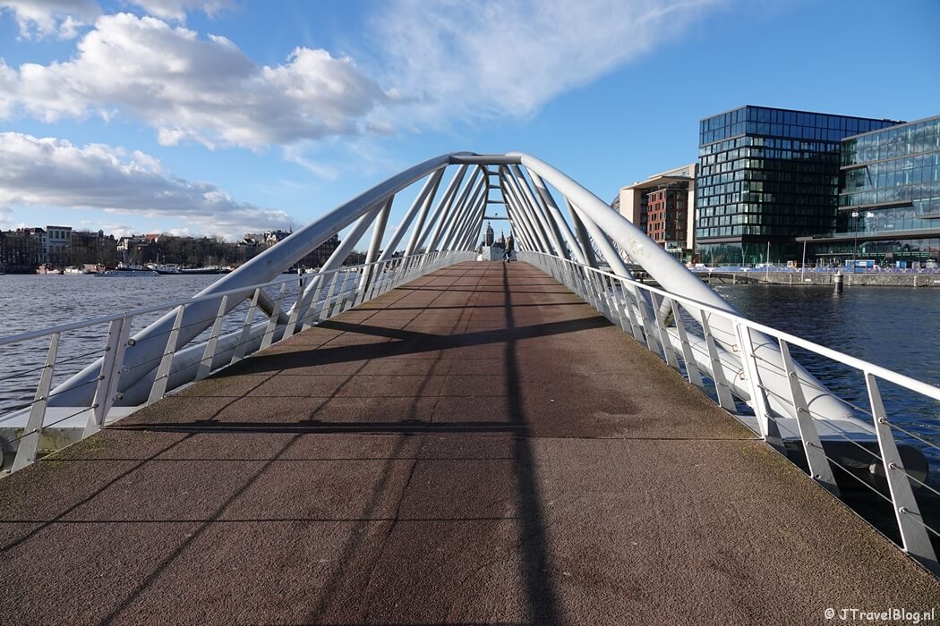 Voetgangers-fietsersbrug bij NEMO tijdens mijn onderwijshistorische wandeling in Amsterdam