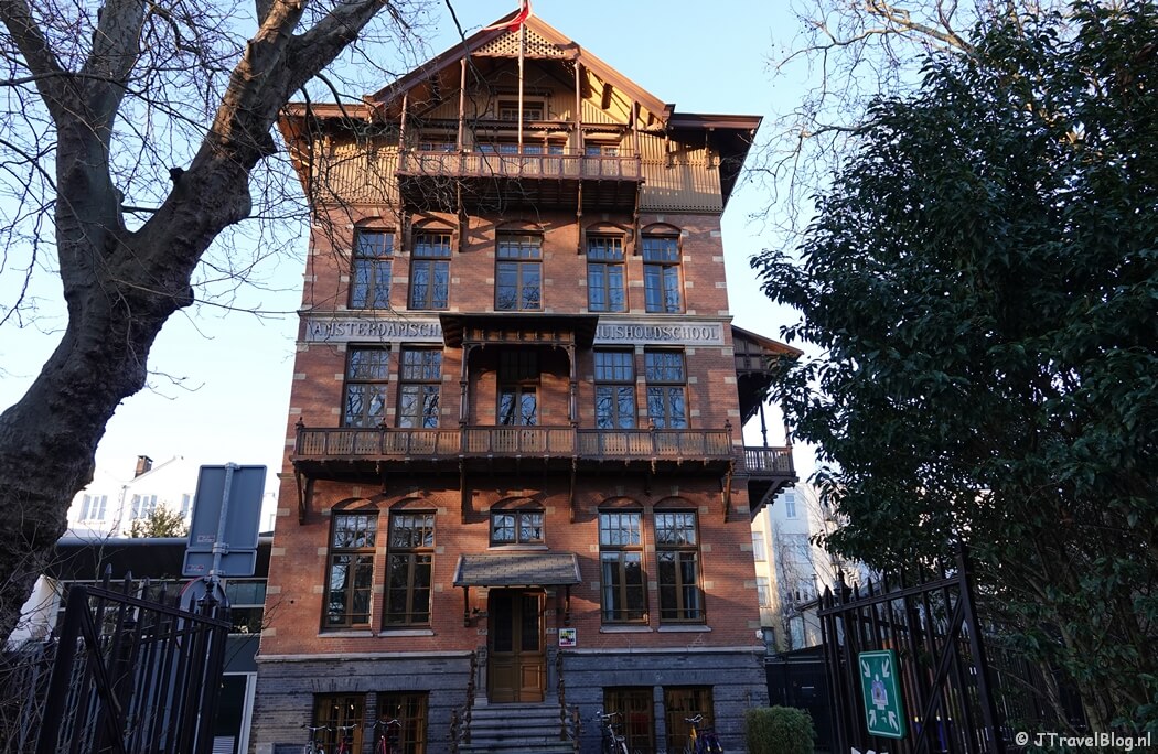 Voormalige Amsterdamse Huishoudschool bij het Vondelpark tijdens mijn onderwijshistorische wandeling in Amsterdam
