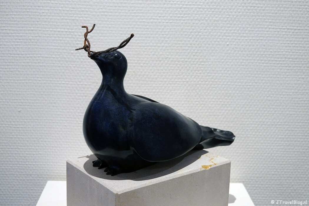 Vredesduif tijdens de tijdelijke tentoonstelling 'Rendez-Vous' van Jip Wijngaarden in Museum Sjoel Elburg