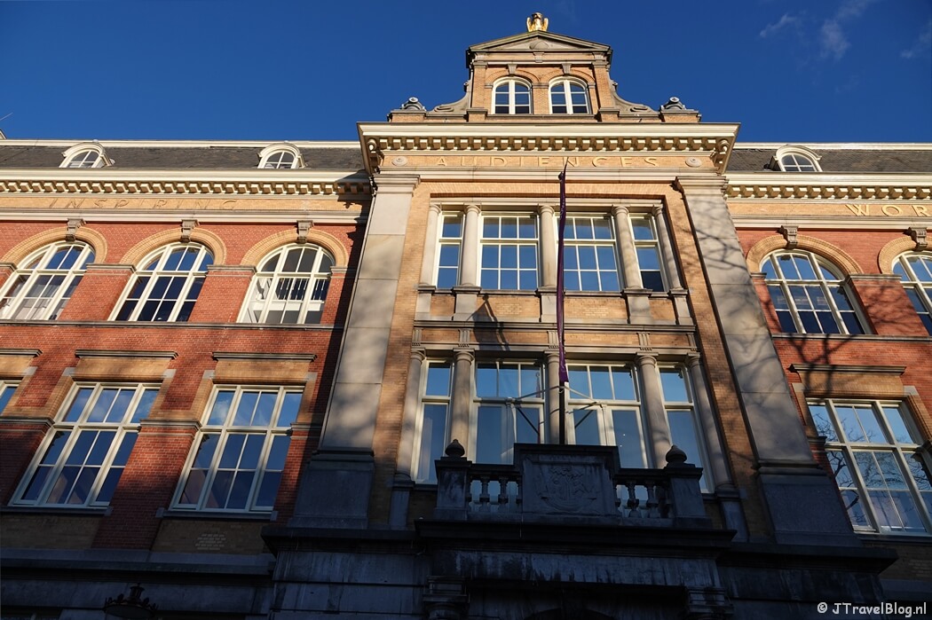 Vroegere HBS aan het Raamplein tijdens mijn onderwijshistorische wandeling in Amsterdam