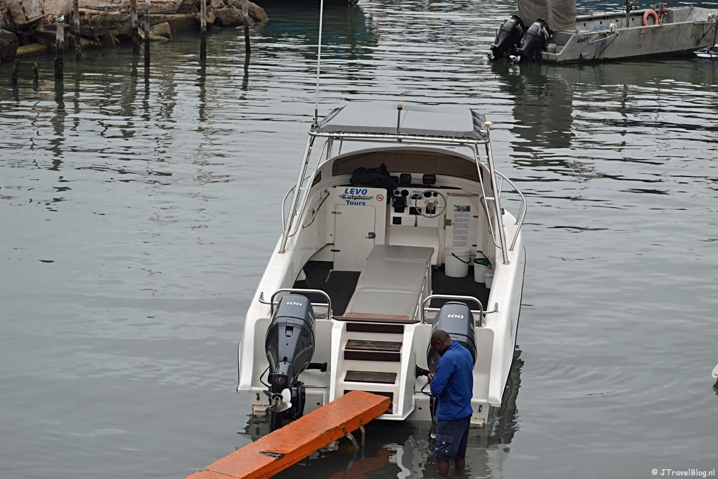 De boot wachtend op zijn passagiers in de haven vooraf aan de boottocht bij Walvis Bay