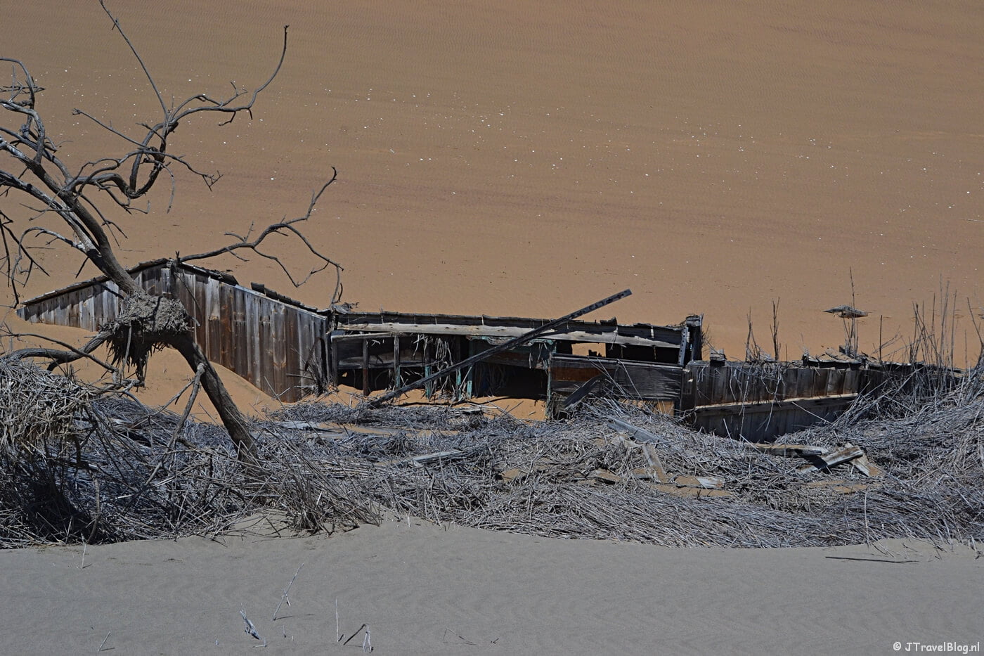 Een huis in de duinen tijdens de Living Desert Tour in de duinen bij Walvis Bay