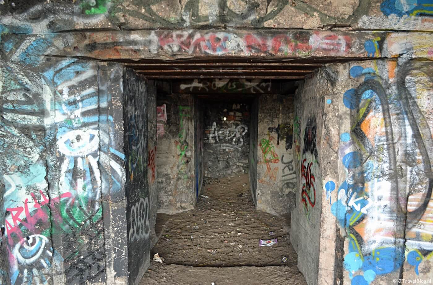 Wandelen in de duinen van IJmuiden: de binnenkant van een bunker