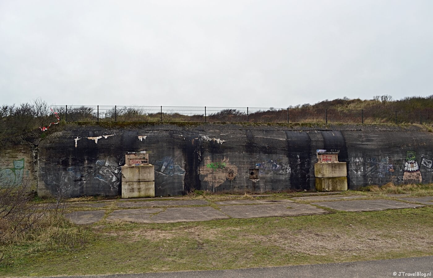 Wandelen in de duinen van IJmuiden: een bunker