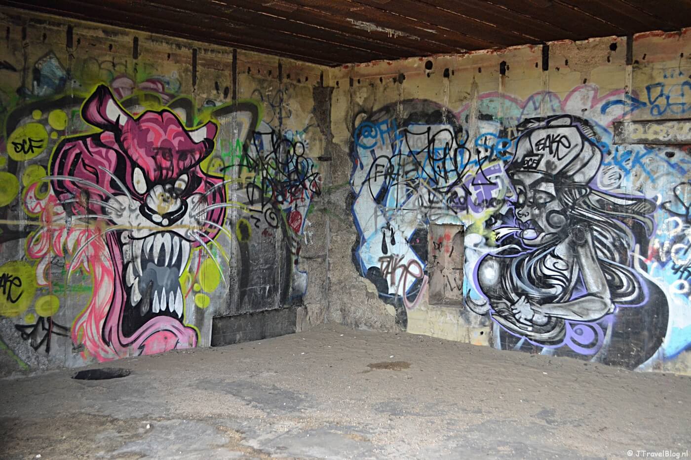 Wandelen in de duinen van IJmuiden: Graffiti in een bunker