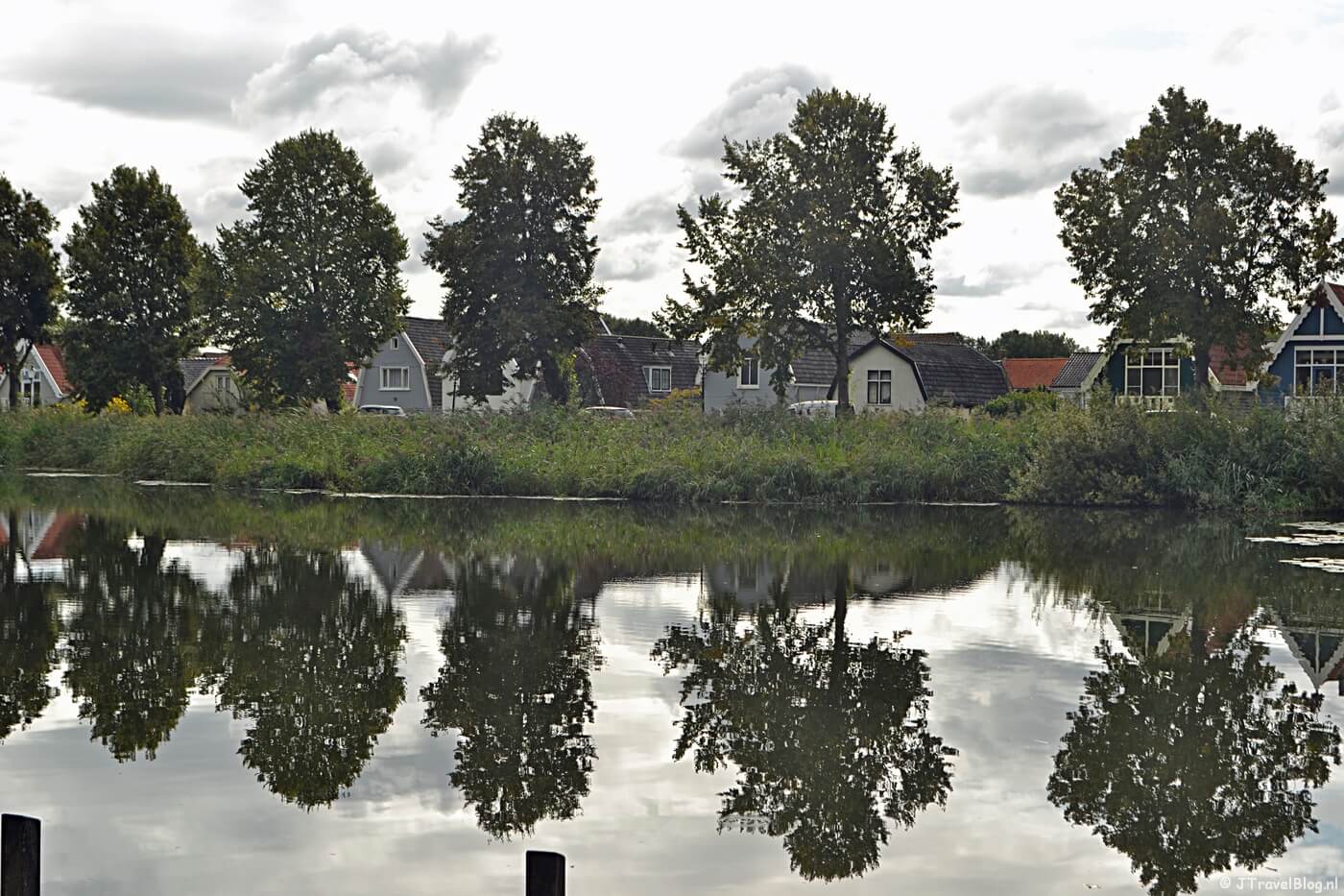 De houten huizen van de โvuurlinieโ vanaf de Rooseboom Schans