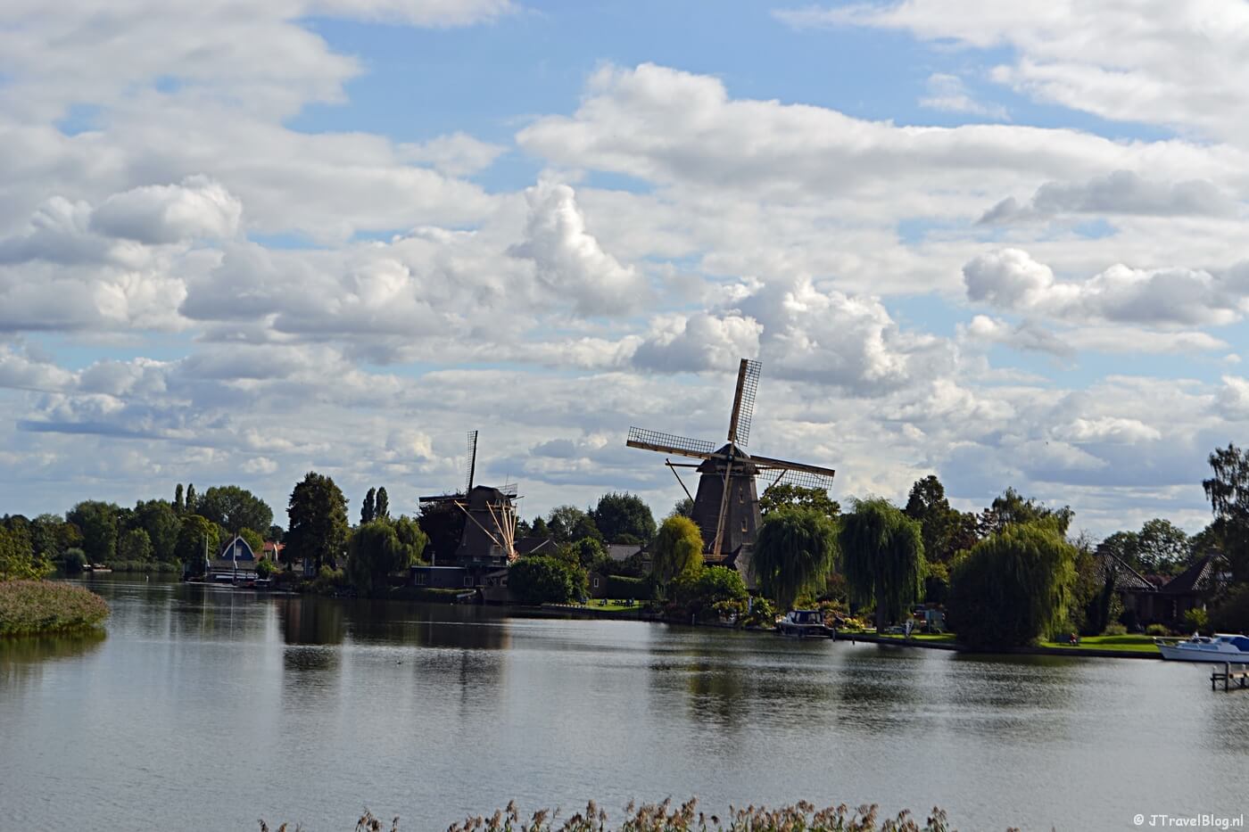 Twee van de drie molens van Weesp: De Vriendschap uit 1900 (rechts) en daarachter de Eendragt uit 1691