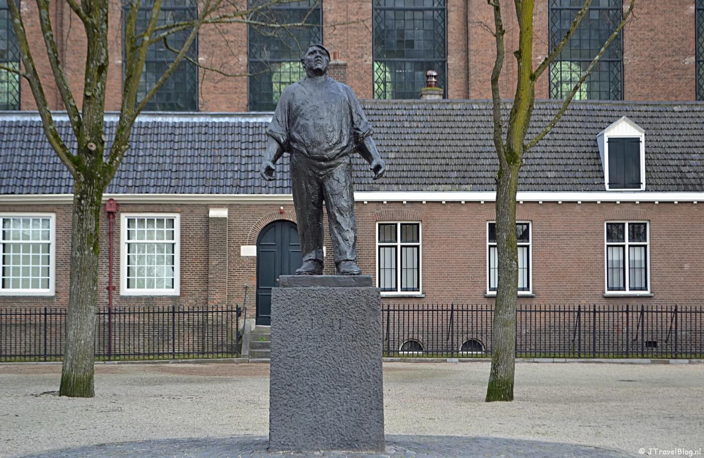 Het standbeeld van de Dokwerker op het J.D. Meijerplein in Amsterdam