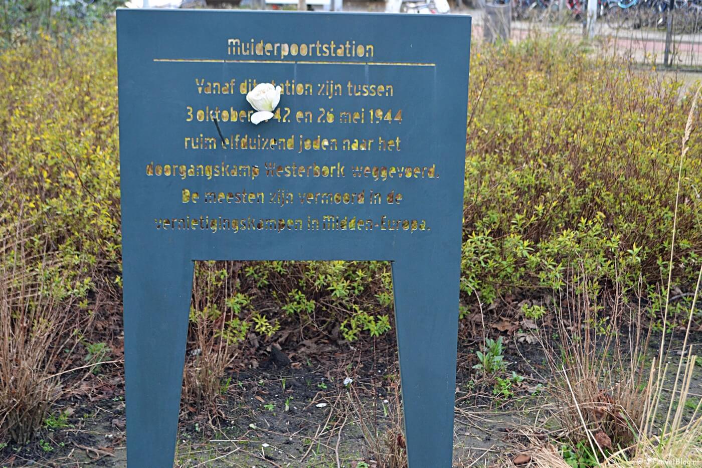 Monument bij het Muiderpoortstation in Amsterdam